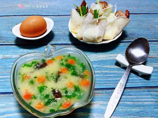 12、#冬日暖心菜#胡萝卜小米粥,搭配鸡蛋和鸭肉春饼就是标配的早餐