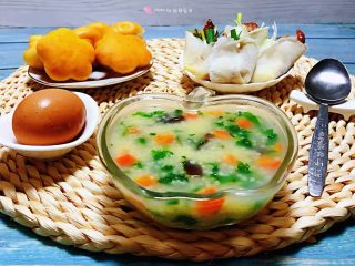 13、#冬日暖心菜#胡萝卜小米粥,营养早餐是开启幸福一天的动力