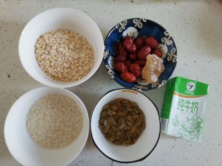 2、牛奶燕麦粥,准备食材备用