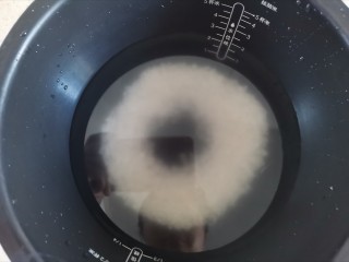 3、牛奶燕麦粥,大米清洗干净加入适量的水放入电饭锅里