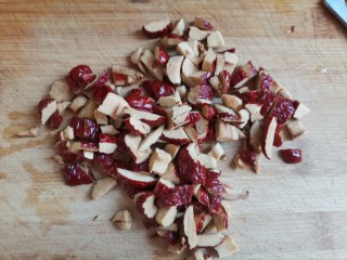 4、牛奶燕麦粥,红枣洗干净切碎