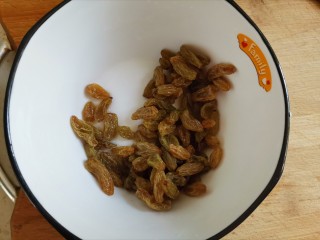 5、牛奶燕麦粥,葡萄干洗干净