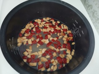 6、牛奶燕麦粥,把红枣加入锅里，按煮粥键先大火煮20分钟