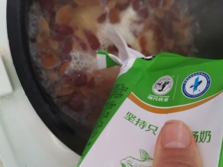 7、牛奶燕麦粥,煮至大米开花，加入牛奶继续20分钟