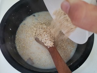 8、牛奶燕麦粥,最后剩10分钟的时候加入麦片