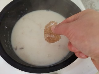 9、牛奶燕麦粥,加入冰糖