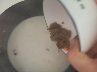 10、牛奶燕麦粥,加入葡萄干