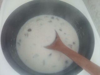 11、牛奶燕麦粥,继续煮10分钟焖5分钟即可