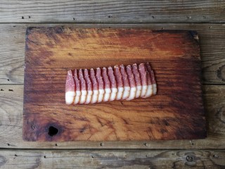 2、腊肉包菜锅巴饭,腊肉切薄片。（我买的是真空包装的免洗免蒸的腊肉）