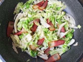 8、腊肉包菜锅巴饭,翻炒均匀盛出备用。