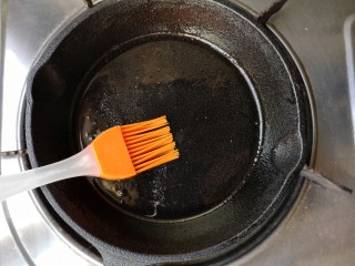 9、腊肉包菜锅巴饭,另取一铸铁锅，锅中刷一层薄油烧热。