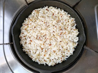 10、腊肉包菜锅巴饭,压入剩米饭。