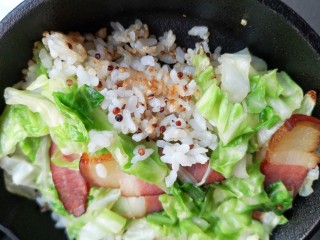12、腊肉包菜锅巴饭,差不多7-8分钟左右，底部就可行成完美的锅巴了，可以用筷子挑起底部的米饭来看看锅巴是否形成，不要烧过烧糊底了。