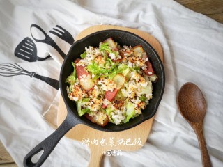 13、腊肉包菜锅巴饭,将锅巴饭翻拌一下就可以上桌啦！