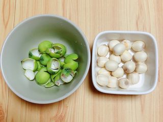 6、鲜荷叶百合莲子粥（清热解暑）,将莲子外的青衣剥掉。留下鲜莲子。