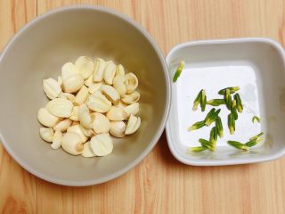 7、鲜荷叶百合莲子粥（清热解暑）,将鲜莲子的莲心取出来，莲心苦，败火。能吃的友友可以一起煮，我放弃了莲心。