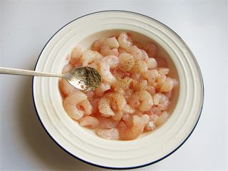 3、腰果炒虾仁,再加几滴生抽和胡椒粉揉匀腌渍10分钟;
