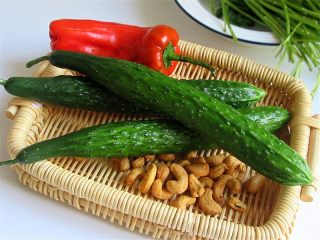 4、腰果炒虾仁,黄瓜、红彩椒洗干净,腰果备好;