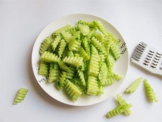 6、腰果炒虾仁,黄瓜横着从中间剖两瓣儿,再用波纹刀切成小条块;