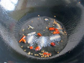 8、腰果炒虾仁,另起锅烧热,放入温油后再放入红干椒和姜丝炸出香味捞出;