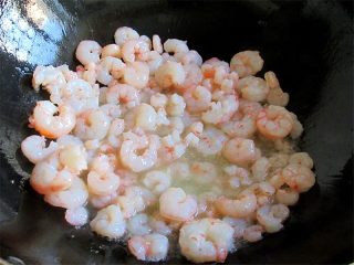 9、腰果炒虾仁,趁着锅内的热油,放入虾仁爆炒至稍微收汁,盛出;
