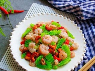 15、腰果炒虾仁,装盘,美味即享;