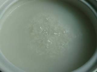 1、鲜虾瘦肉粥,清水熬粥，熬至粥烂开出米花