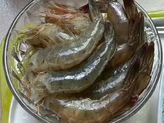 2、鲜虾瘦肉粥,虾头虾脑去掉，剪开虾清理干净虾肠，备用