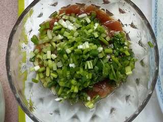 3、鲜虾瘦肉粥,瘦肉切丝，加入花生油酱油腌制，将葱和香菜切末放置肉上备用