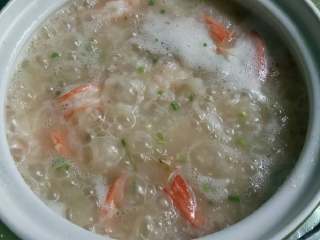 4、鲜虾瘦肉粥,开大火，先将虾下粥，稍稍搅拌，再将肉和葱香菜一起放入粥里，搅拌使肉不结块抱团，放盐和酱油调味就可以关火了。