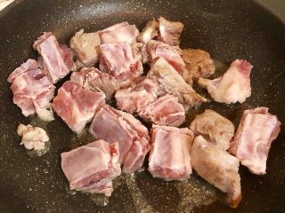 11、糖醋排骨,把排骨倒入。