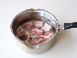 2、排骨炖白萝卜,排骨冷水下锅，焯去血水；