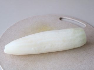 7、排骨炖白萝卜,白萝卜去皮洗净；