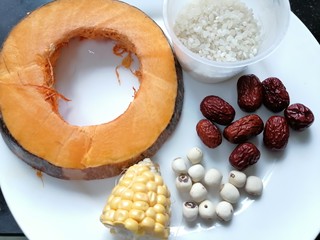 1、玉米南瓜粥,准备好所需材料