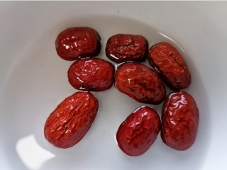 2、玉米南瓜粥,红枣泡水清洗干净