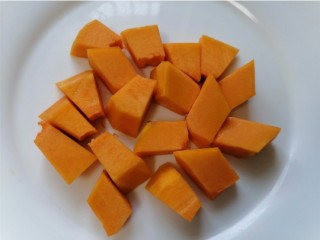4、玉米南瓜粥,将南瓜切成块状