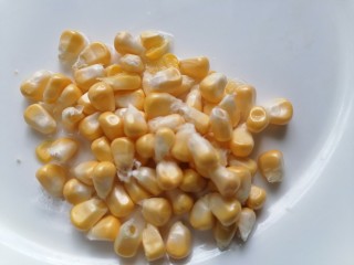 6、玉米南瓜粥,将玉米粒剥下来