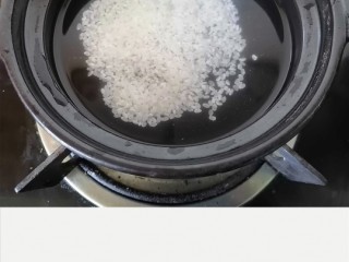 7、玉米南瓜粥,将米淘洗干净后放入锅内煮