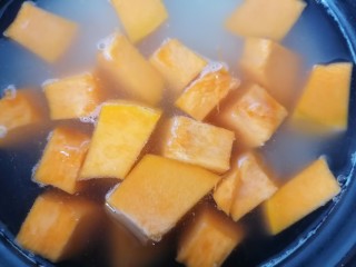 8、玉米南瓜粥,煮一会之后放入南瓜煮