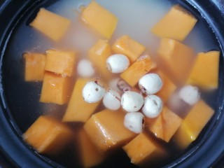 10、玉米南瓜粥,加入莲子一起煮