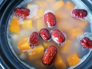 11、玉米南瓜粥,将红枣放入一起煮