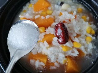 13、玉米南瓜粥,煮至粥浓稠加入一勺白糖