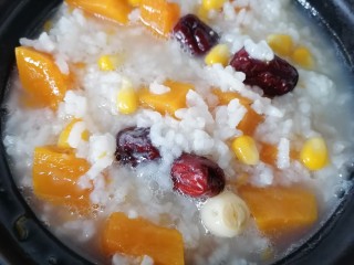 14、玉米南瓜粥,再煮片刻即可出锅