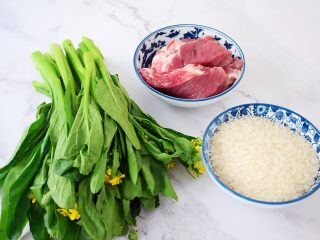 1、猪肉菜粥,准备好材料
