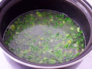 9、猪肉菜粥,加入适量的清水