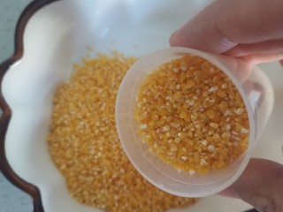 1、红枣枸杞小碴子粥,小碴子