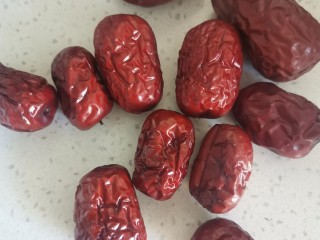 3、红枣枸杞小碴子粥,红枣