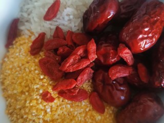 4、红枣枸杞小碴子粥,加枸杞