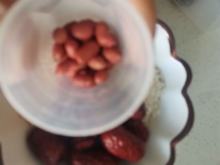 5、红枣枸杞小碴子粥,加花生