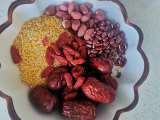 7、红枣枸杞小碴子粥,洗干净备注